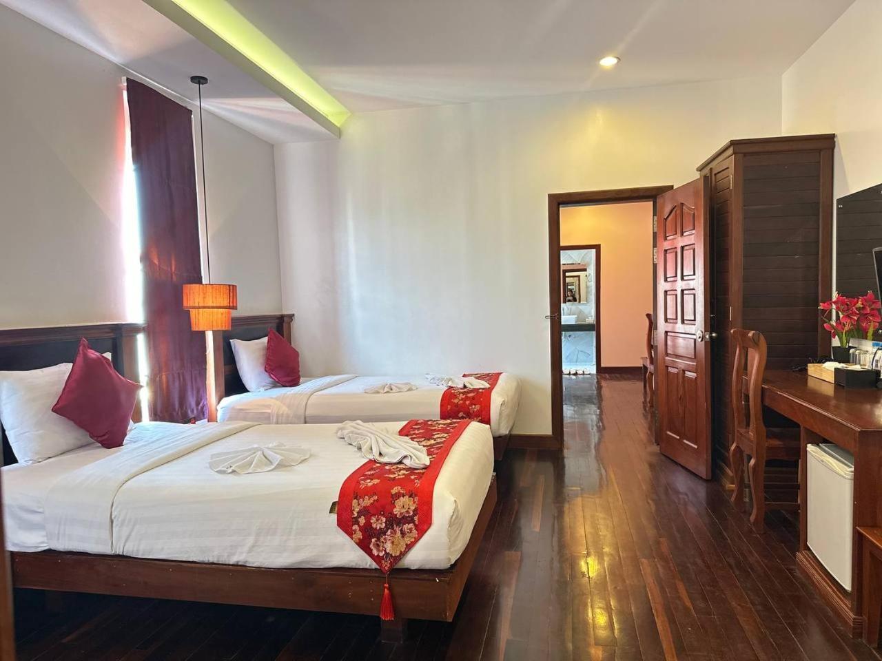 Holy Angkor Hotel Сіємреап Екстер'єр фото