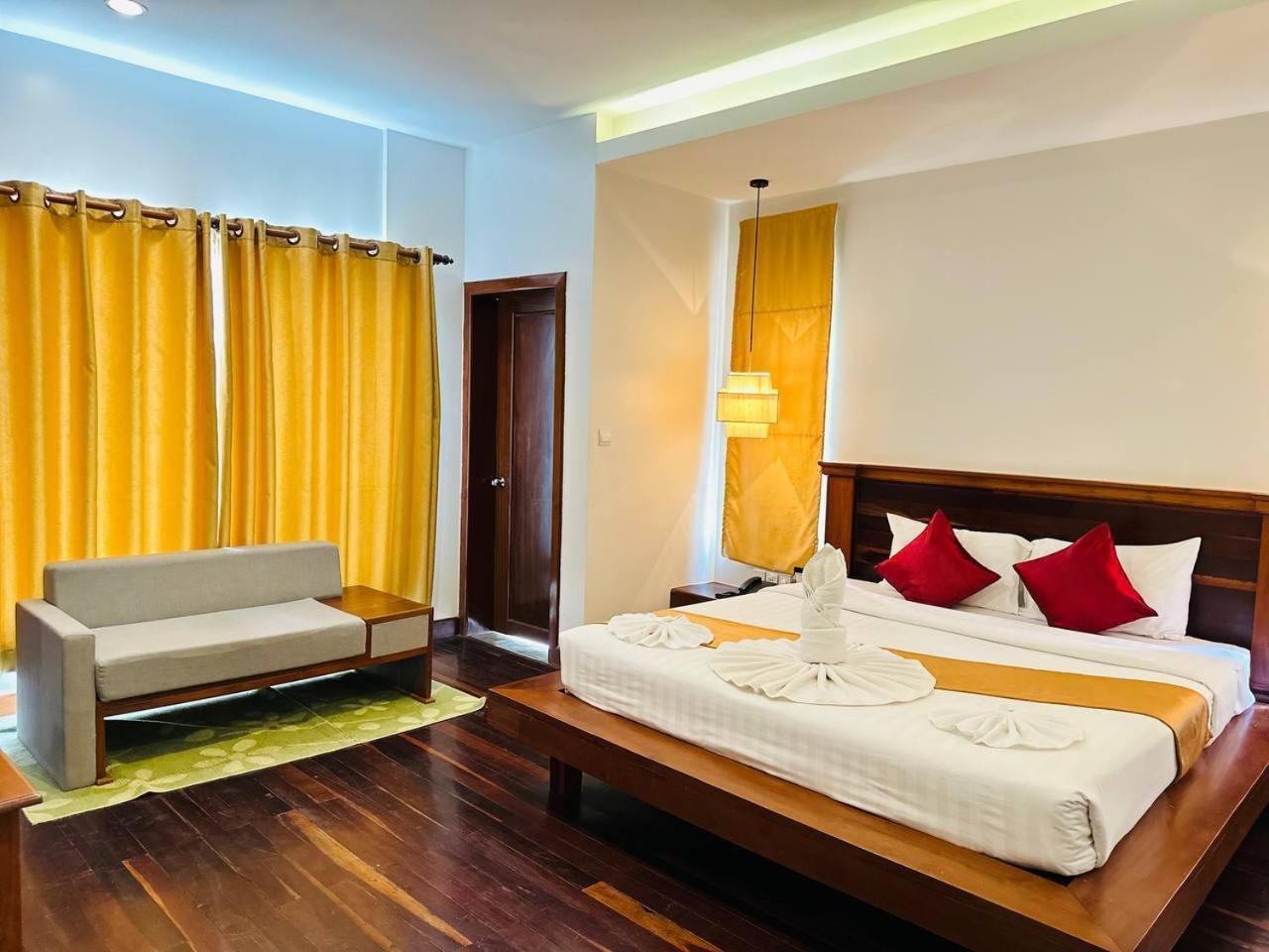 Holy Angkor Hotel Сіємреап Екстер'єр фото